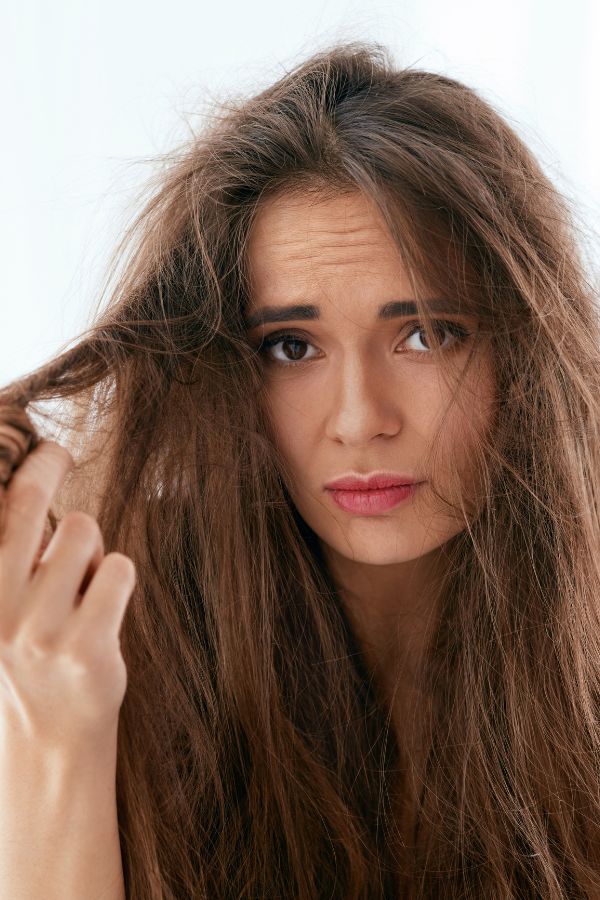 Comprendre les Raisons derrière la Perte de Cheveux : Un Guide Complet-ozentya.com